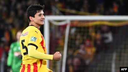 Ayollar oyoqlarini yoyib, mushuklarini suratga olishadi. Ayol meni eshakka sikishingni soraydi.