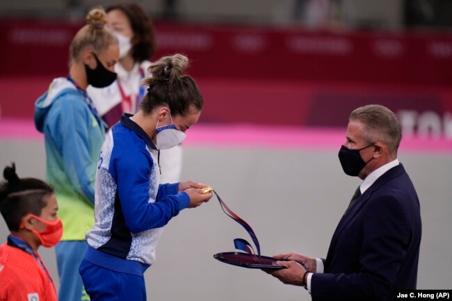 Xhudistja Distria Krasniqi duke marrë medaljen e artë në Lojërat Olimpike Tokio 2020.