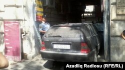 Полицейские у входа во двор, где находится офис Института свободы и безопасности репортеров