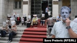 Peformans MANS-a ispred Skupštine: premijer i poslanici sa kesama na glavi, Podgorica, 23. maj 2012.