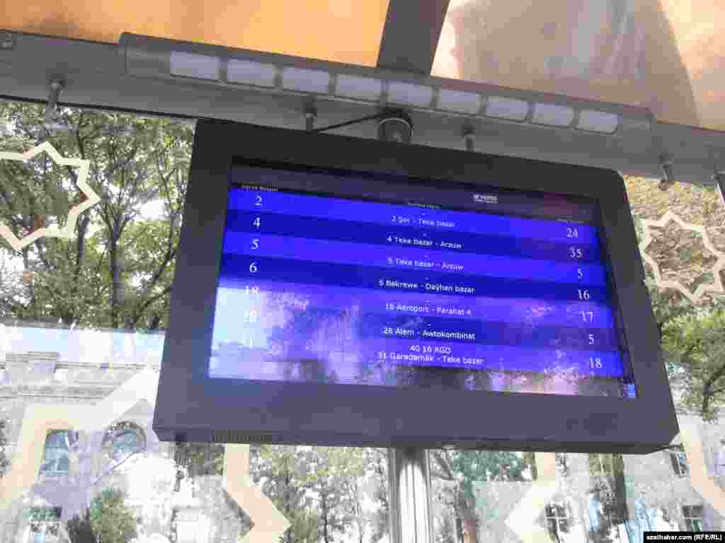 Aşgabadyň awtobus duralgalarynyň käbirlerinde awtobuslaryň haýsy aralayklara gatnaw edýändigini görkezýän enjamlar ýerleşdirilip başlandy. Bu enjamlaryň awtobuslaryň haýsy aralyga gatnaýandygyny bilmek isleýän ýaşaýjylar üçin ýeňillikleri döredýändigi aýdylýar. Suratda Aşgabadyň Magtymguly köçesiniň ugrundaky duralgalaryň birinde goýlan enjamy görýärsiňiz.&nbsp;