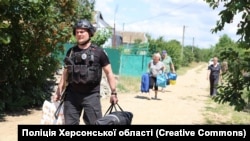 Поліція допомагає цивільним евакуюватися з Білозерки на Херсонщині в червні 2026 року