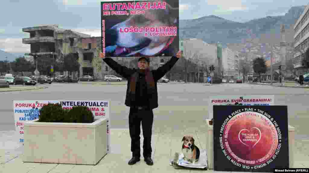 BiH - Usamljeni demonstrator u Mostaru, 17. januar 2014. Foto: RSE / Mirsad Behram 