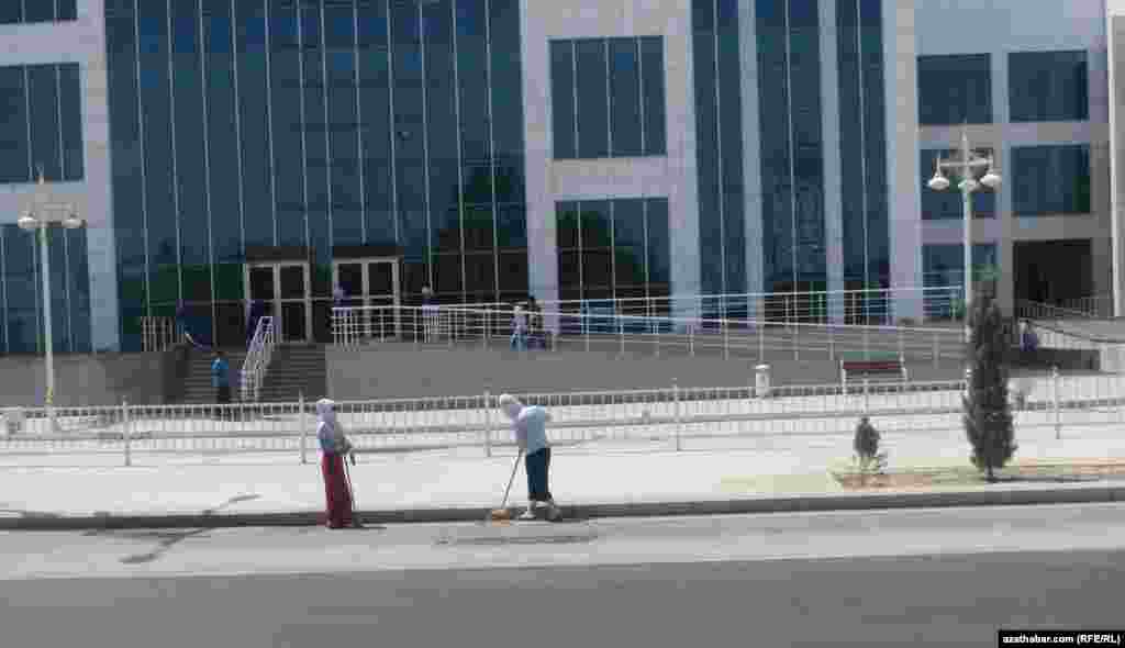 &quot;Garaşsyzlygyň 15 ýyllygy&quot; atly söwda merkezi, Aşgabat&nbsp;