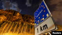 Прикордонний знак в італійському селі Бреннер на італійсько-австрійському кордоні