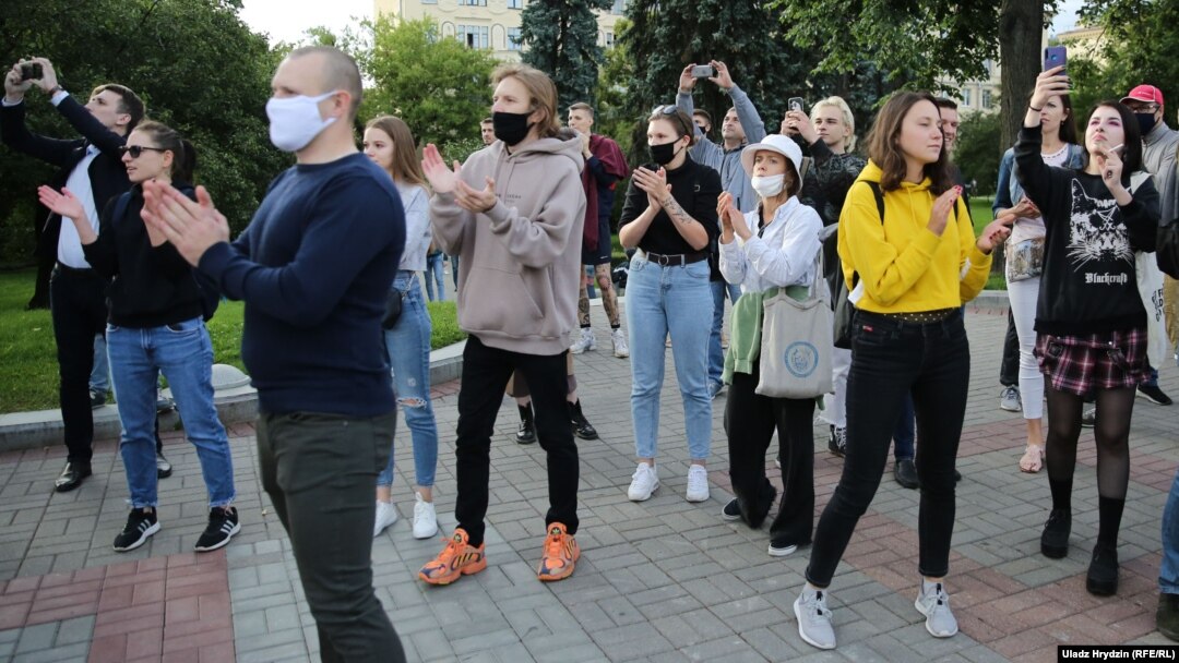 Акцыя салідарнасьці пасьля нерэгістрацыі кандыдатамі Віктара Бабарыкі і Валерыя Цапкалы. Менск, 14 ліпеня 