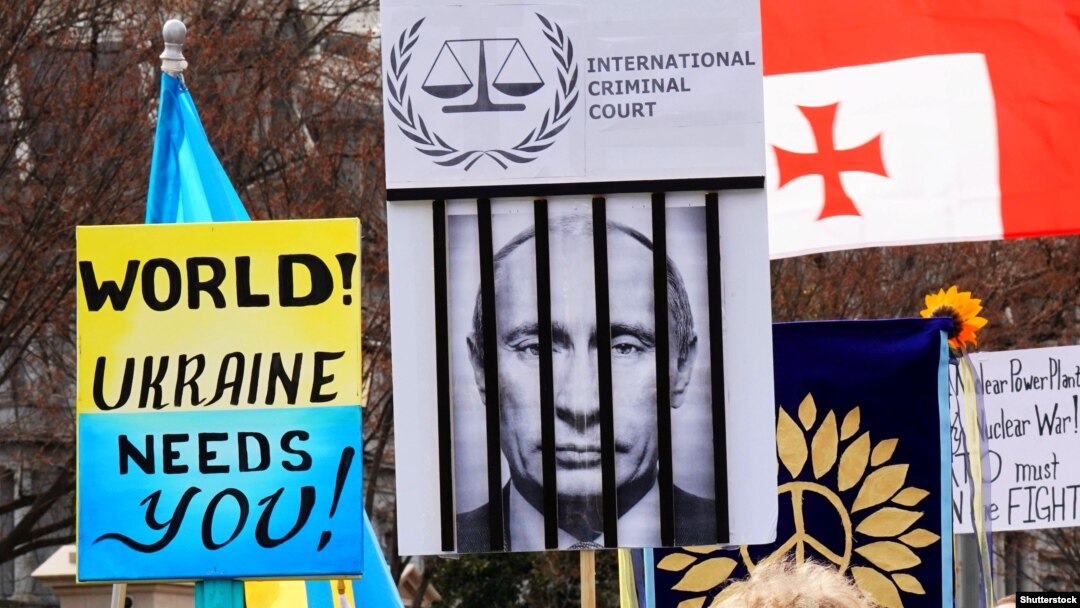 La mai multe manifestări anti-război care au avut loc în lume după începerea războiului din Ucraina au fost folosite mesaje precum cel din imagine. Aseară, un premier, Vladimir Putin a fost numit „criminal de război” de către în șef de stat: Joe Biden, președintele SUA. 