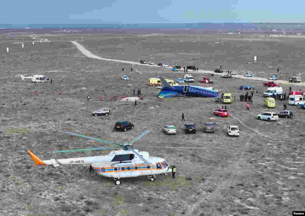 Бағытынан ауытқып, Каспий теңізінің үстімен ұшып келген ұшақ Қазақстанның Ақтау қаласы маңына жергілікті уақытпен сағат 11:28 шамасында жерге құлады. Апат салдарынан қаза тапқан 38 адамның алтауы – Қазақстанның, 25 адам - Әзербайжанның, жетеуі - Ресей азаматтары екені кейін анықталды. Үшеуі - ұшақ экипажының мүшесі.