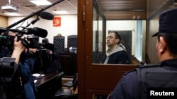 Напередодні суд у Москві заарештував журналіста видання «Новая газета» Олега Ролдугіна у справі про незаконне використання персональних даних