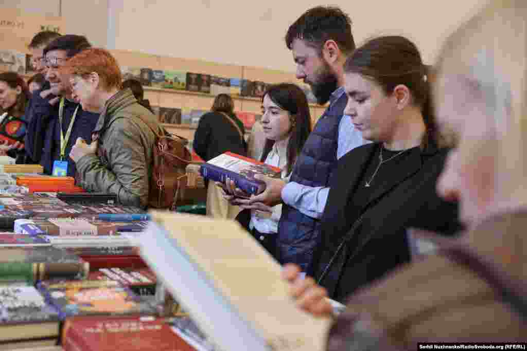 Дослідження Інституту книги за 2024 рік показало, що найпоширенішою категорією читачів є ті, хто читає «1-4 книжки на рік». Друковані книжки читали 23% опитаних, електронним виданням віддали перевагу 12%, а ще 13% прослухали до чотирьох аудіокнижок.