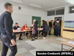 Serbë nga veriu i Kosovës duke votuar në një qendër votimi në Rashkë të Serbisë.