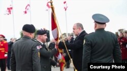 Президент Георгий Маргвелашвили передает флаг ВС Грузии новому главе Генштаба. Фото: newsgeorgia