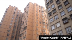 Яке аз биноҳои баландошёна дар шаҳри Душанбе