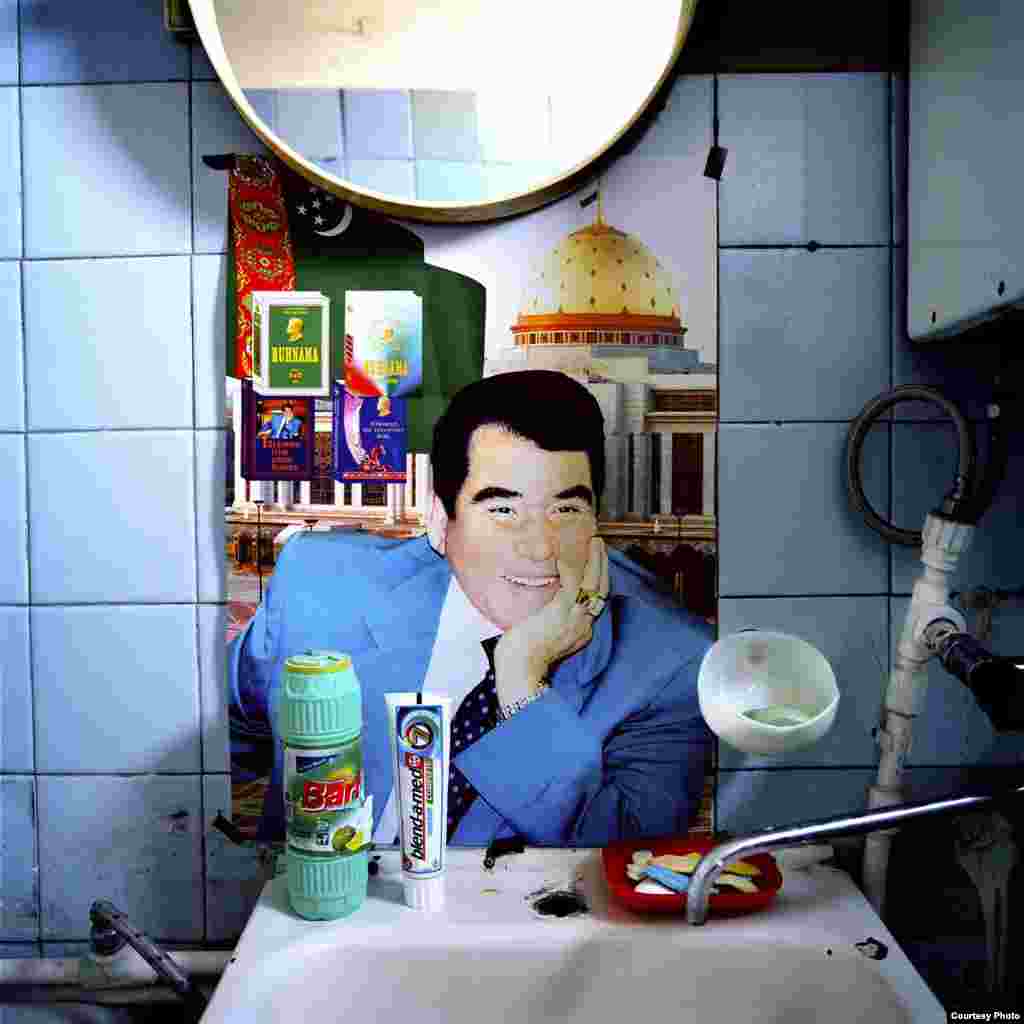 برنده اول بخش گزارش تصويری پرتره عکاس نيکولاس ريگتی، سويس، آژانس رزو ؛ نيازاف، رييس جمهوری پيشين ترکمنستان