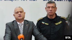 Служебният министър на вътрешните работи Емил Дечев и изпълняващият длъжността главен секретар на МВР Георги Кандев по време на брифинг в Благоевград във връзка с акция срещу купуването на гласове. 
