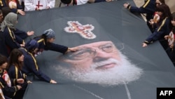 Баннер с изображением покойного Патриарха всея Грузии Илии II у собора Святой Троицы (Самеба) в Тбилиси, 22 марта 2026 года.