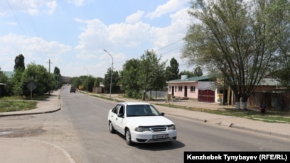 Шұлықтардағы жетілген кеуделі лесбиянки