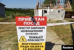 Engedély nélkül belépni tilos! - olvasható a táblán, a Rio Tinto bányászati vállalat által megvásárolt szerbiai terület előtt, Gornje Nedeljiceben