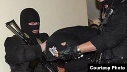 Омск шаҳар полицияси ҳибсга олган ўзбекистонлик ватанига қайтарилса, 15 йилгача қамоққа ҳукм қилиниши мумкин.