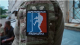 Російський військовий медик біля лікарні у Первомайську на Луганщині, яку загарбники використовують як військовий шпиталь. Кадр з російського пропагандистського фільму