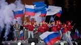 Молодые люди участвуют в концерте, посвященном 10-летию аннексии Крыма Россией. Москва, РФ, 18 марта 2024 года