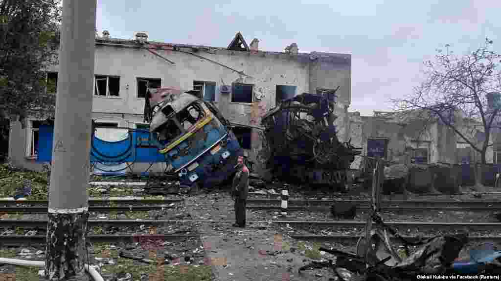 Egy vasúti dolgozó egy megsemmisült mozdony darabjai mellett Odesszában, miután október 2-án éjjel orosz támadás érte a helyi vasútállomást. Az ukrajnai vasúti infrastruktúra elleni támadás idején az ukránok drónjaikkal Oroszország üzemanyag-finomító létesítményeit célozták