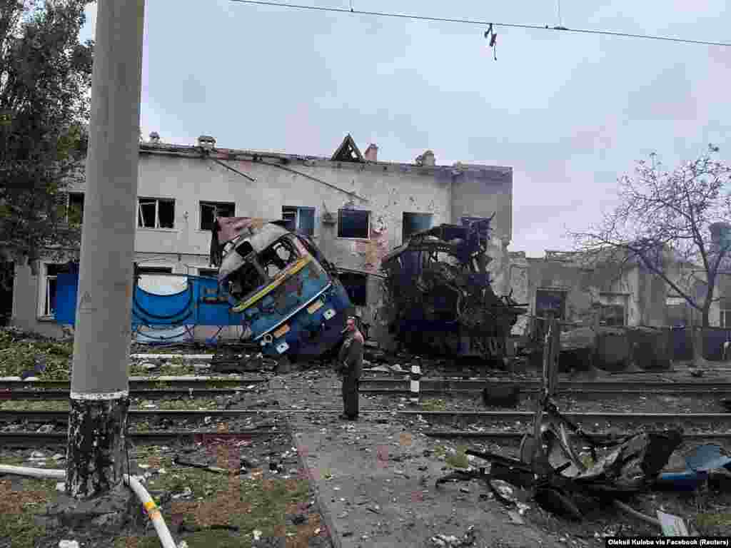 Radnik željeznice pored uništenog voza na depou u Odesi, na jugu Ukrajine, 2. oktobra nakon što je voz bio meta ruskog napada.Napadi na ukrajinsku željezničku infrastrukturu događaju se usred velike ukrajinske kampanje dronova usmjerene na ruska postrojenja za proizvodnju goriva.