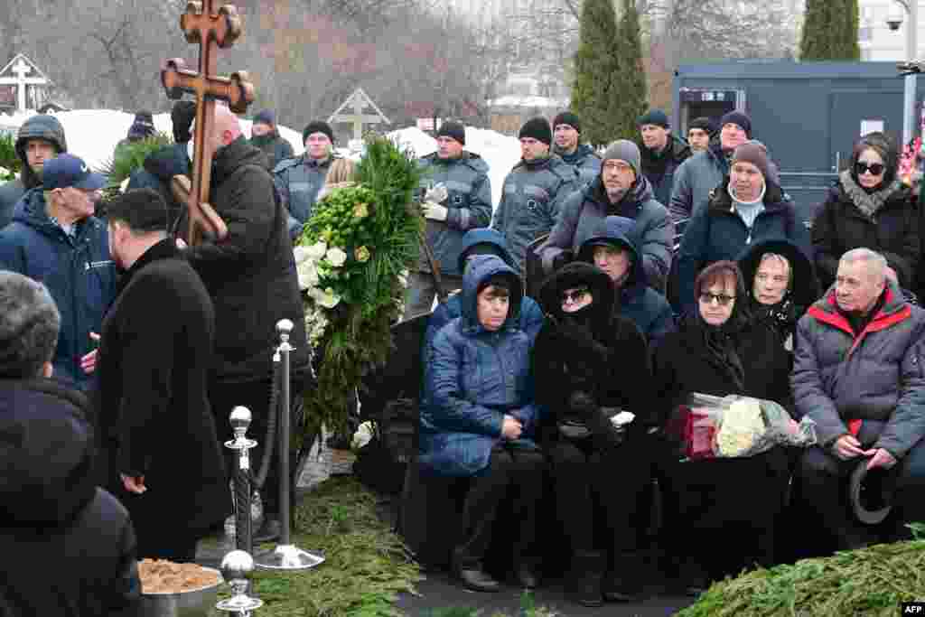 Блізкія Аляксея Навальнага&nbsp;на Барысаўскіх могілках у Маскве, 1 сакавіка 2024 году