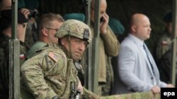 Камандзір шматнацыянальнага батальёну NATO падпалкоўнік Стывен Гвэнтэр падчас вучэньняў Puma-17 у Польшчы ў траўні 2017 году. 