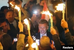 Петер Мадяр святкує з прихильникам перемогу його партії кількома годинами після закриття виборчих дільниць. Будапешт, 12 квітня 2026 року