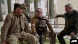 «Վագների» հիմնադիր Եվգենի Պրիգոժինը (կենտրոնում) զրուցում է գեներալ-լեյտենանտ Վլադիմիր Ալեքսեևի (աջից) և Ռուսաստանի պաշտպանության փոխնախարար Յունուս-Բեկ Եվկուրովի (ձախից) հետ, արխիվ