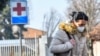 Жена с предпазна маска в Кодоно, един от 10-те града в Северна Италия, където властите призоваха гражданите да не излизат от къщи