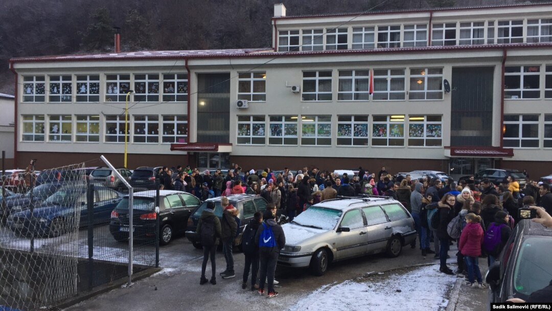 Protest roditelja djece bošnjačke nacionalnosti u Srebrenici