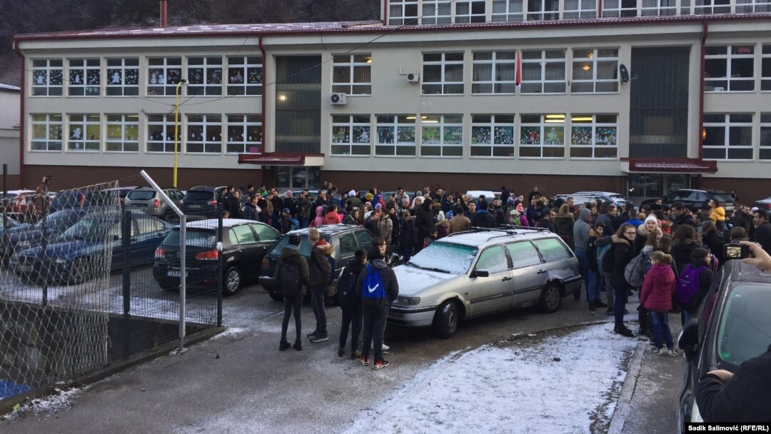 Protesti roditelja ispred škole u Srebrenici nakon objavljivanja sporne fotografije