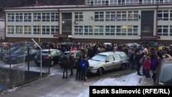 Protesti roditelja ispred škole u Srebrenici nakon objavljivanja sporne fotografije