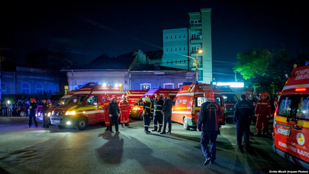 Ambulanțe așteptând la Clubul Colectiv, în seara incendiului