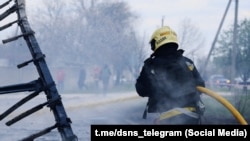 Рятувальник на місці російського ракетного удару по Дніпру, 14 квітня 2026 року