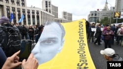 Участники митинга оппозиции «За свободную Россию без репрессий и произвола» на проспекте Сахарова с баннером в поддержку украинского режиссера Олега Сенцова, объявившего бессрочную голодовку в российской тюрьме. Москва, 10 июня 2018 года.