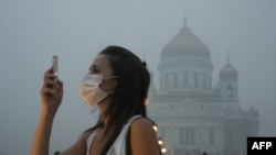 Девушка в повязке, в качестве защиты от смога. Москва, 4 августа 2010 года.