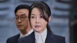 Kim Keon Hee sosind la un tribunal din capitala sud-coreeană pe 12 august. „Sunt un nimeni”, a spus instanței. 