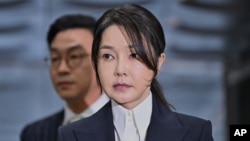 Kim Keon Hee sosind la un tribunal din capitala sud-coreeană la 12 august. „Sunt un nimeni”, a spus instanței. 