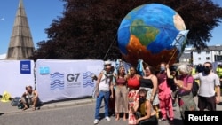 Протестующие против ущерба, который наносят окружающей среде ведущие экономические державы, Корнуолл, 12 июня 2021