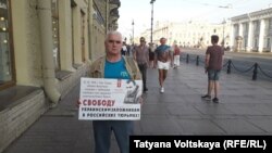 Участник одиночного пикета в поддержку крымских татар. Санкт-Петербург, 18 июля 2018 года.