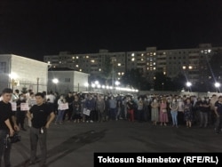 Сторонники экс-премьера Омурбека Бабанова у районного суда, где рассматривали его дело. Бишкек, 1 июня 2021 года.