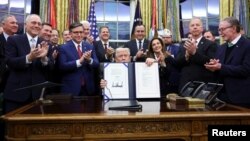 Američki predsjednik Donald Trump pozira za fotografiju sa članovima Senata nakon što je potpisao zakon o finansiranju za okončanje blokade američke vlade, u Bijeloj kući u Washingtonu, 12. novembra 2025. 