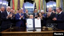 АКШ президенти Трамп шатдаунду токтотуу мыйзамына кол койду