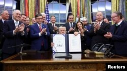 Дональд Трамп с законодателями в Белом доме после подписания документа, 12 ноября 2025 года