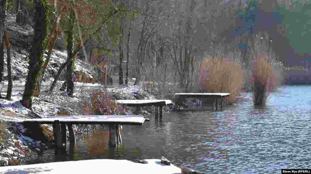 Мостики для рыбалки на Тороповом озере сейчас покрыты снегом