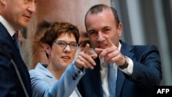 Lidera conservatorilor germani Annegret Kramp-Karrenbauer cu probabil viitorul șef al Comisiei EuropeneManfred Weber