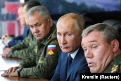 Presidenti rus, Vladimir Putin (në mes), ministri rus i Mbrojtjes, Sergei Shoigu (majtas), dhe gjenerali Valery Gerasimov duke mbikëqyrur një stërvitje ushtarake në shtator 2020.